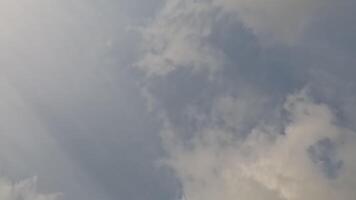 timelapse pluizig cumulus wolken in beweging in helder zonsondergang lucht. abstract antenne natuur zomer oceaan zonsondergang, zee en lucht visie. vakantie, reis, vakantie concept. weer en klimaat verandering video