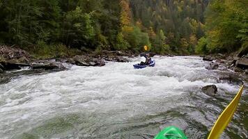 rafting su un' montagna fiume video