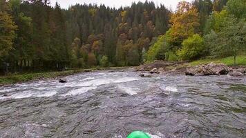 Flott på en berg flod. extrem sport video