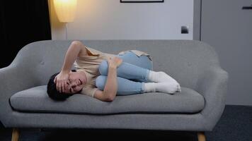 das Depression Frau Lügen auf das Couch video