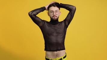 portret van een Mens metroseksueel Aan een geel achtergrond video