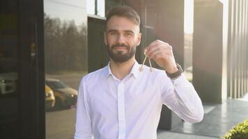 jovem turco homem com chaves somente comprou Novo apartamento video
