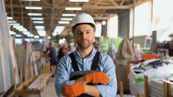 porträtt av manuell man arbetstagare är stående med självsäker i enhetlig och hjälm på industri fabrik video