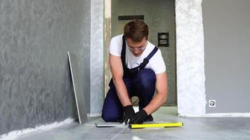 Installing ceramic floor tiles measuring and cutting the pieces video