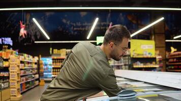 uma homem compras para fresco peixe frutos do mar dentro supermercado varejo loja video