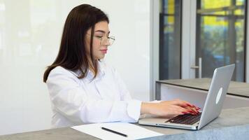 kvinna reception konsult användningar en bärbar dator i de företag Centrum video