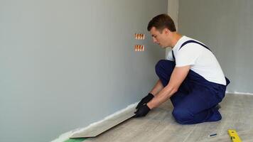 Worker install the laminate floor video