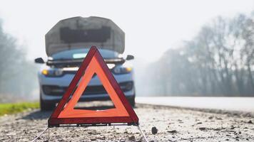 auto met problemen en een rood driehoek naar waarschuwen andere weg gebruikers. vervoer, op reis concept video