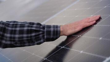 stänga upp av ett ung ingenjör hand är kontroll ett drift av Sol och renlighet av solceller sol- paneler på en solnedgång. begrepp. förnybar energi, teknologi, elektricitet, service, grön, framtida video