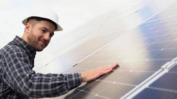 ung ingenjör är kontroll ett drift av Sol och renlighet av solceller sol- paneler. begrepp. förnybar energi, teknologi, elektricitet, service, grön, framtida video