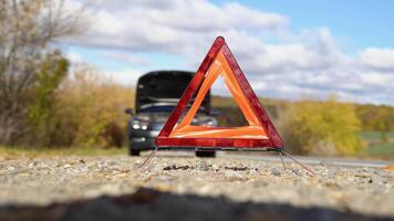 coche con problemas y un triángulo rojo para advertir a otros usuarios de la carretera video