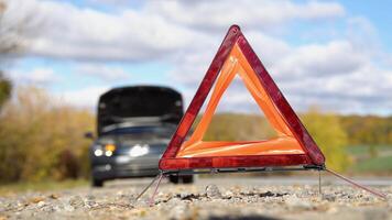 carro com problemas e um triângulo vermelho para avisar outros usuários da estrada video