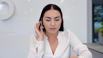 hembra cliente apoyo operador con auriculares hablando y sonriente video