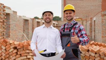 dois engenheiros dentro uma construção local. real Estado projeto com Civil engenheiro video