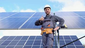 retrato do uma técnico especialista dentro solar fotovoltaico painéis, controlo remoto ao controle executa rotina ações para sistema monitoramento usando puro renovável energia. conceito do controlo remoto Apoio, suporte tecnologia, ecologia video