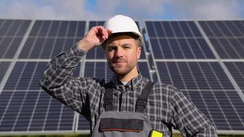 solar poder planta. renovable energía. hombre en pie cerca solar paneles video