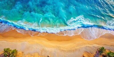 maravilloso arenoso playa, amable azul Oceano ola, parte superior ver foto