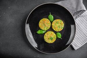 vegetal chuleta zanahoria, brócoli, papas, cebolla Fresco vegetariano vegano comida sabroso sano comiendo comida comida bocadillo en el mesa Copiar espacio comida antecedentes rústico parte superior ver foto