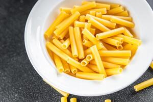 crudo pasta tortiglioni Cocinando aperitivo comida comida bocadillo en el mesa Copiar espacio comida antecedentes foto