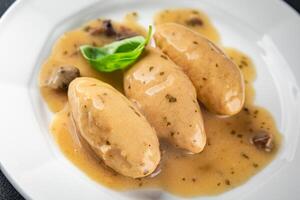 quenelles Cerdo seta salsa Enlatado comida tarro poner comida en un plato comiendo Cocinando aperitivo comida comida bocadillo en el mesa Copiar espacio comida antecedentes foto