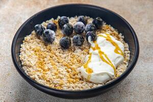 harina de avena con bayas sano desayuno gachas de avena Fresco Cocinando aperitivo comida comida bocadillo en el mesa Copiar espacio comida antecedentes foto