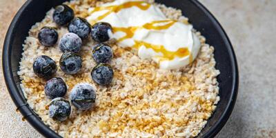 harina de avena con bayas sano desayuno gachas de avena Fresco Cocinando aperitivo comida comida bocadillo en el mesa Copiar espacio comida antecedentes foto