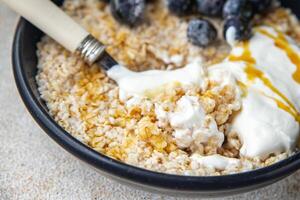 harina de avena con bayas sano desayuno gachas de avena Fresco Cocinando aperitivo comida comida bocadillo en el mesa Copiar espacio comida antecedentes foto