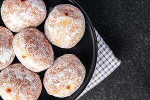 lleno rosquilla chocolate relleno en polvo azúcar Fresco comida comida bocadillo en el mesa Copiar espacio comida foto