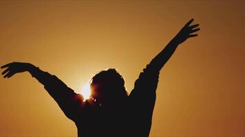 dansen vrouw silhouet in zonsondergang licht video