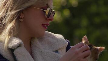 Jeune femme et sucré chat dans la nature video