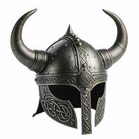 un vikingo casco con dos cuernos, hecho de metal con un céltico nudo diseño alrededor el fondo foto