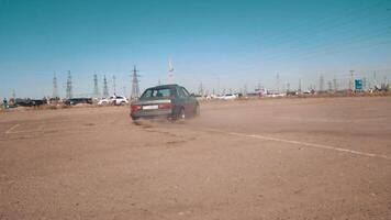 à deriva carro, profissional motorista à deriva carro em asfalto raça acompanhar. fumaça e poeira video