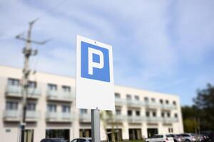 estacionamiento firmar en frente de edificio foto