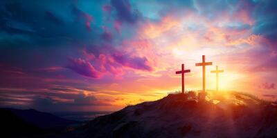 Tres cristiano cruces en el montaña a amanecer, el crucifixión de Jesús Cristo foto