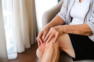 rodilla articulación dolor en mayor mujer. concepto de osteoartritis, reumatoide artritis o ligamento lesión foto