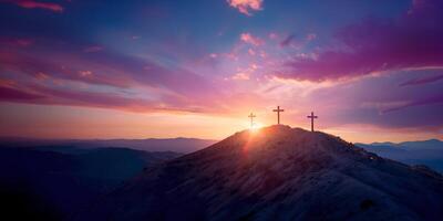 Tres cristiano cruces en el montaña a amanecer, el crucifixión de Jesús Cristo foto