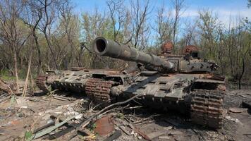 uma destruído e queimado tanque do a russo exército Como uma resultado do uma batalha com ucraniano tropas perto Kyiv, Ucrânia. russo agressão dentro Ucrânia. video