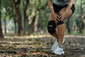 rodilla articulación dolor en deportista en el parque foto