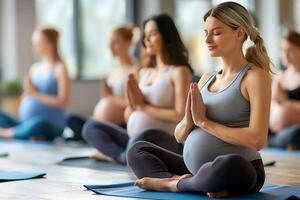 el embarazo mujer grupo haciendo yoga foto