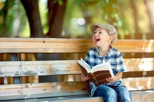 linda pequeño chico leyendo santo Biblia libro a campo foto