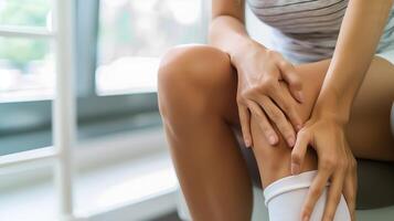 rodilla articulación dolor de mujer. concepto de osteoartritis, reumatoide artritis o ligamento lesión foto
