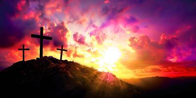 Tres cristiano cruces en el montaña a amanecer, el crucifixión de Jesús Cristo foto