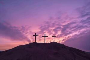 Tres cristiano cruces en el montaña a amanecer, el crucifixión de Jesús Cristo foto