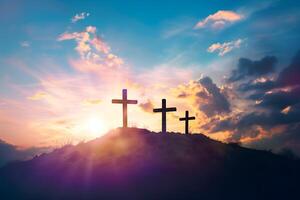 Tres cristiano cruces en el montaña a amanecer, el crucifixión de Jesús Cristo foto