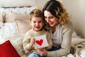 caucásico madre y su hijo leyendo letra a dormitorio foto