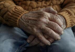 mano de mayor mujer. concepto de reumatoide artritis, osteoartritis, o articulación dolor. foto