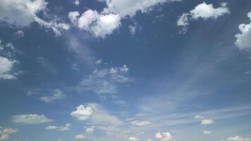 ciel bleu avec des nuages blancs. video