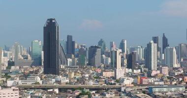 ett antenn se av bangkok stadens centrum, företag stad, flygande över Bangkok, thailand video