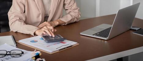 documentos, negocio mujer y contador leyendo reporte para información, financiero datos o análisis. papeleo, auditor controlar, revisión y teneduría de libros, calcular Finanzas y impuesto en oficina foto