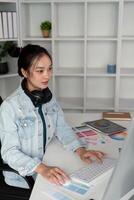 asiático mujer gráfico diseñador trabajando en hogar oficina. artista creativo diseñador ilustrador gráfico habilidad concepto foto